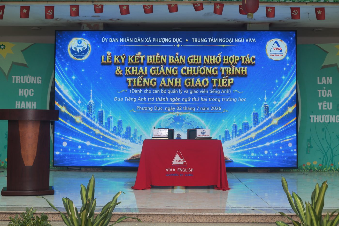 Sân khấu Lễ ký kết Biên bản ghi nhớ hợp tác chương trình tiếng Anh giao tiếp tại xã Phượng Dực, ngày 02/07/2026