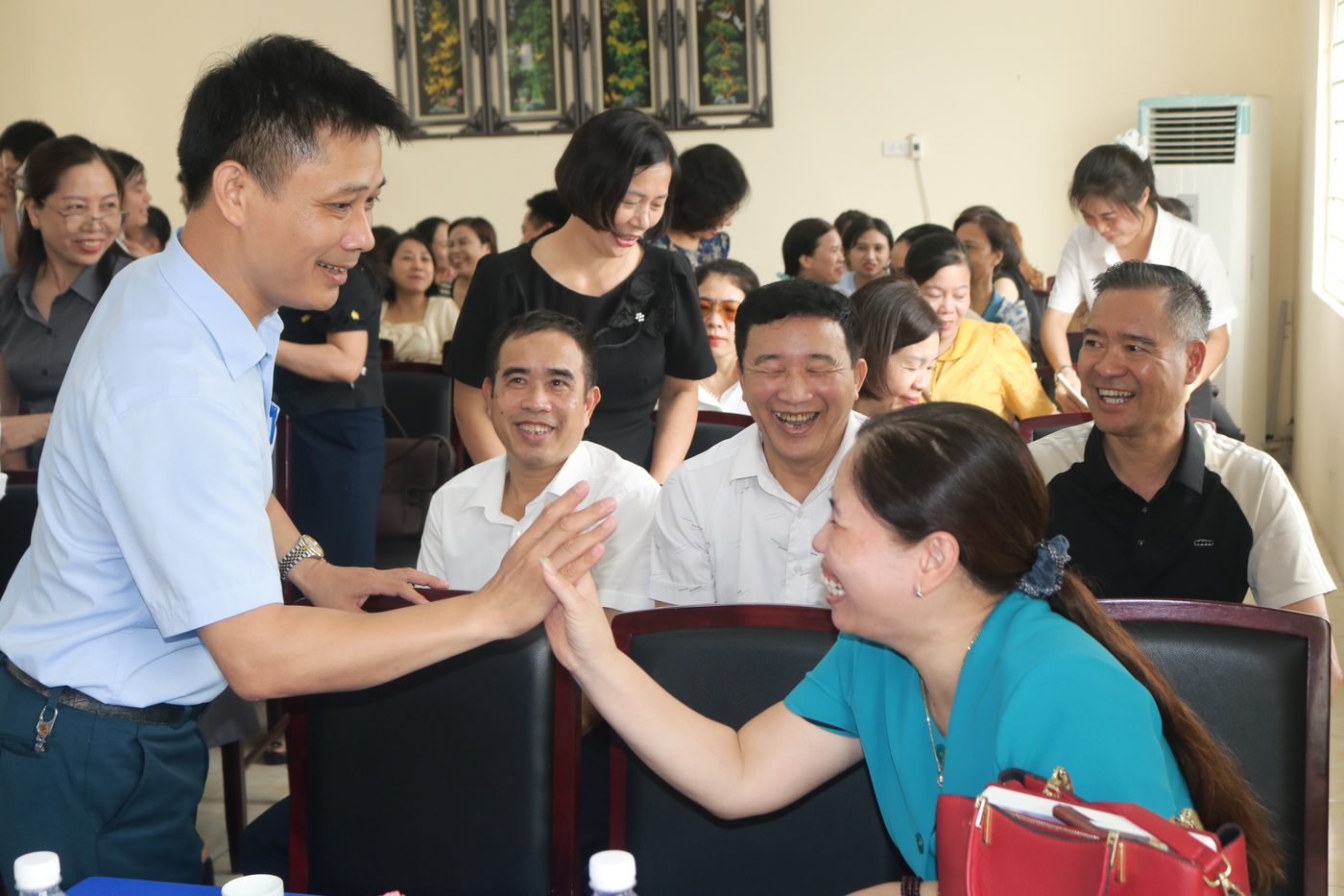 Khoảnh khắc chào mừng thân tình giữa các thầy cô tham dự