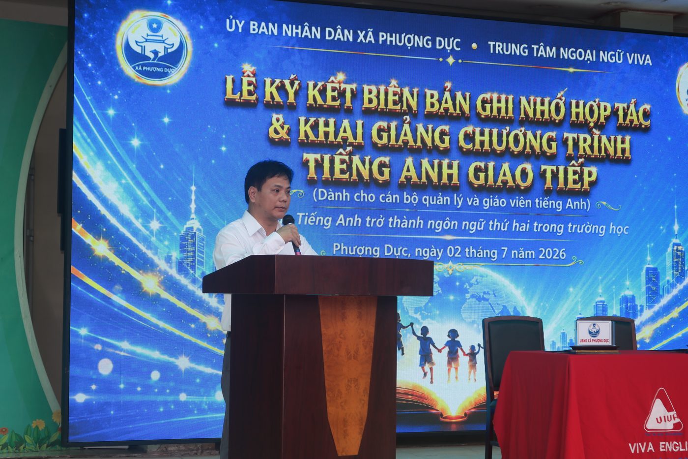 Bác Phó Chủ tịch xã Phượng Dực phát biểu tại lễ khai giảng chương trình tiếng Anh giao tiếp