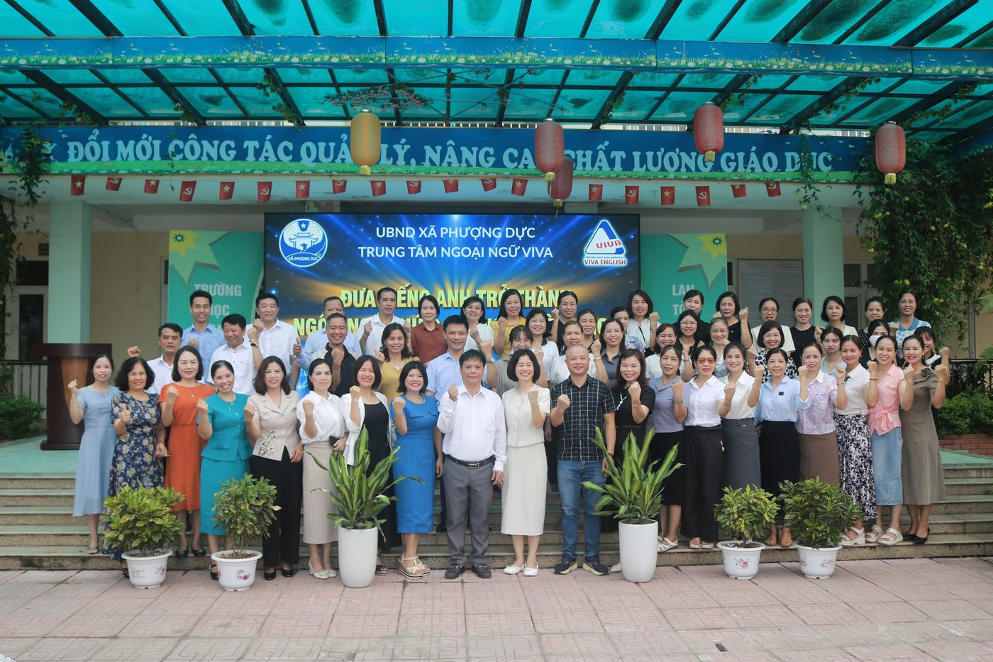 Hơn 70 thầy cô hiệu trưởng, phó hiệu trưởng và giáo viên tiếng Anh xã Phượng Dực chụp ảnh lưu niệm